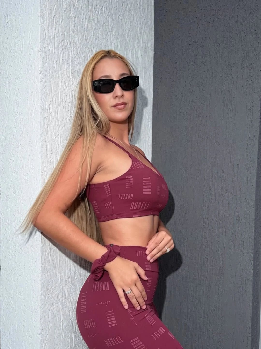 Look fitness Du Sell em tons nobres marrom e marsala vestido por Duda Carvalho
